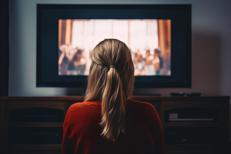 Una donna guarda la televisione -