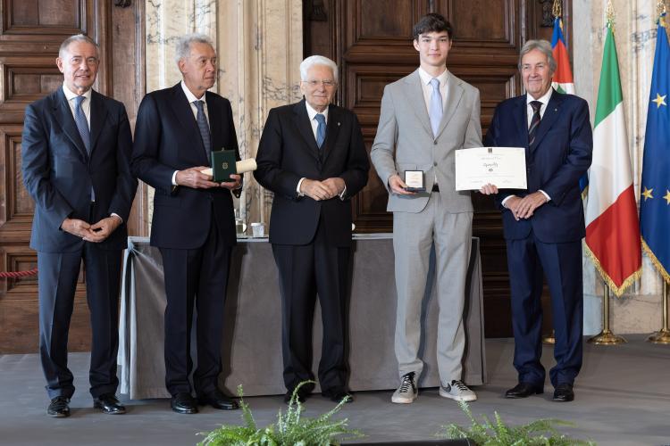 Il Presidente Sergio Mattarella consegna le insegne di Cavaliere dell’Ordine “Al Merito del Lavoro” a Valentino Campagnolo