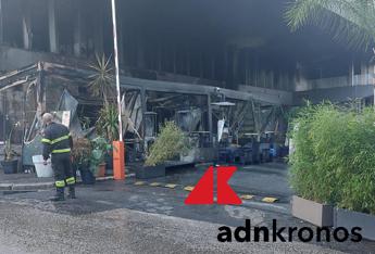 Roma, l'incendio nel locale Fred 246 di Casal Palocco - Adnkronos