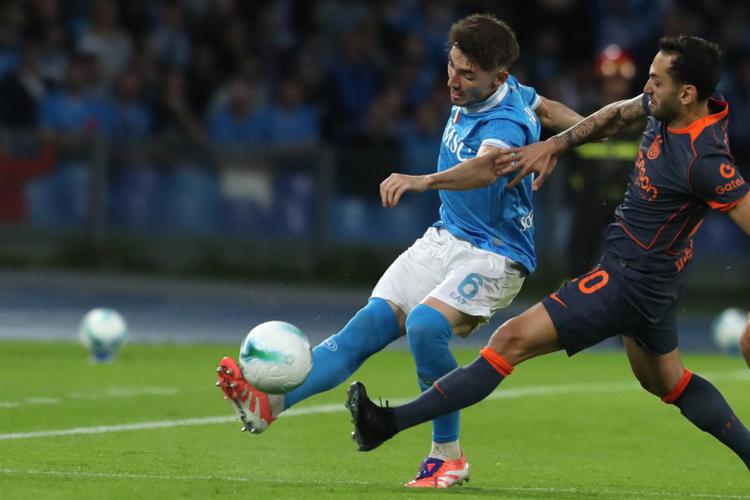 Billy Gilmour e Hakan Calhanoglu - Afp
