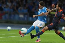 Billy Gilmour e Hakan Calhanoglu - Afp