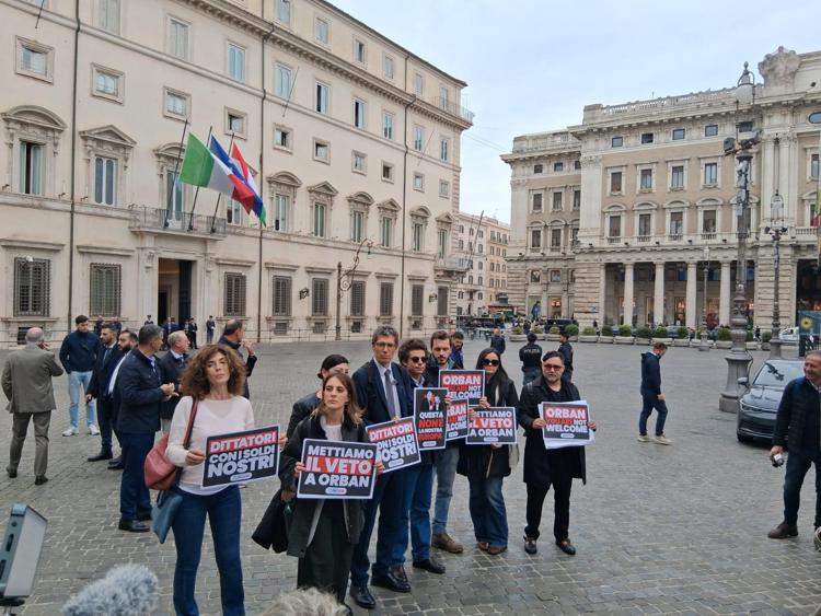 Il flash mob di +Europa davanti a Palazzo Chigi 