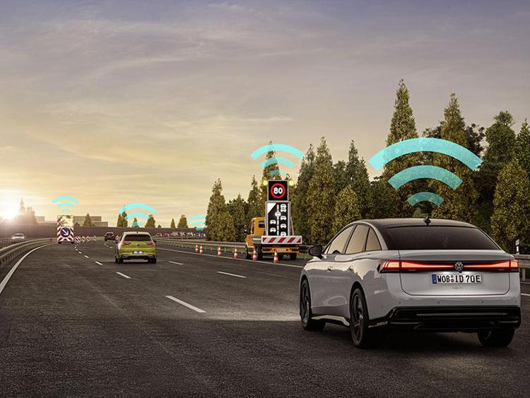 Volkswagen Car2X: due milioni di veicoli connessi per una guida più sicura