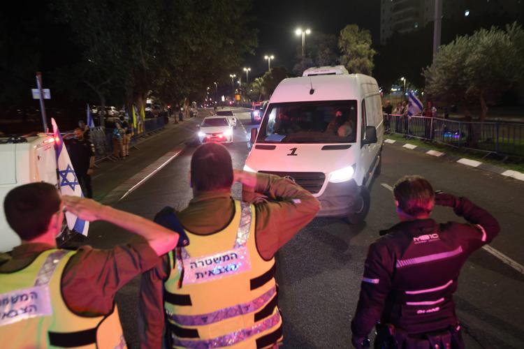 I mezzi della croce rossa trasportano i resti degli ostaggi - Afp